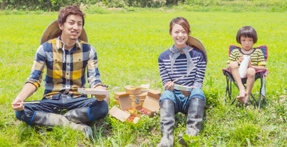 ピクニックをしている家族